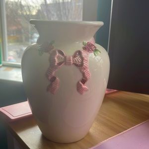 Cute vase with adorable design!